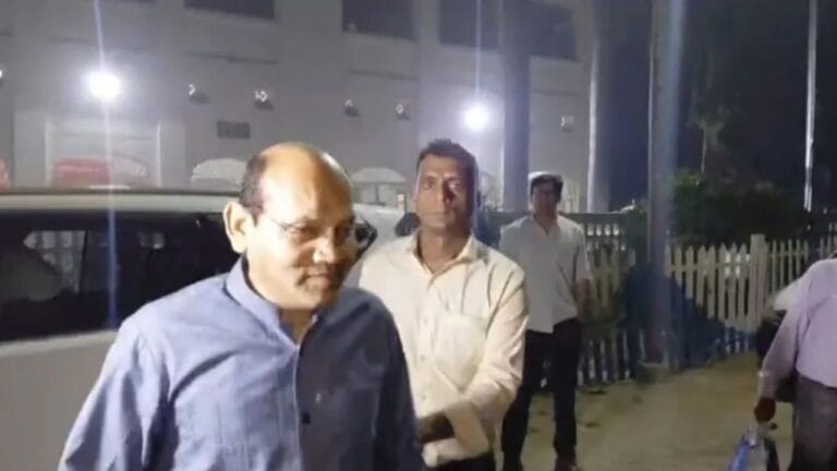 नेताजी पर 'लोन वाली डील' पड़ी भारी, मीटिंग के बीच से ही उठा ले गई CBI