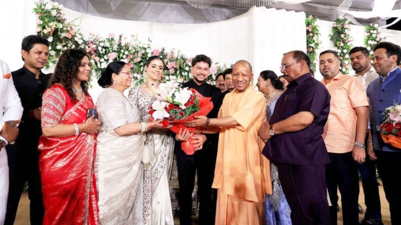 क्रिकेटर कुलदीप के रिसेप्शन में पहुंचे CM योगी, अखिलेश यादव ने भी दिया आर्शीवाद