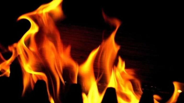 चौकी के अंदर झुलसा युवक, परिजन बोले- पेट्रोल छिड़ककर पुलिस ने लगाई आग