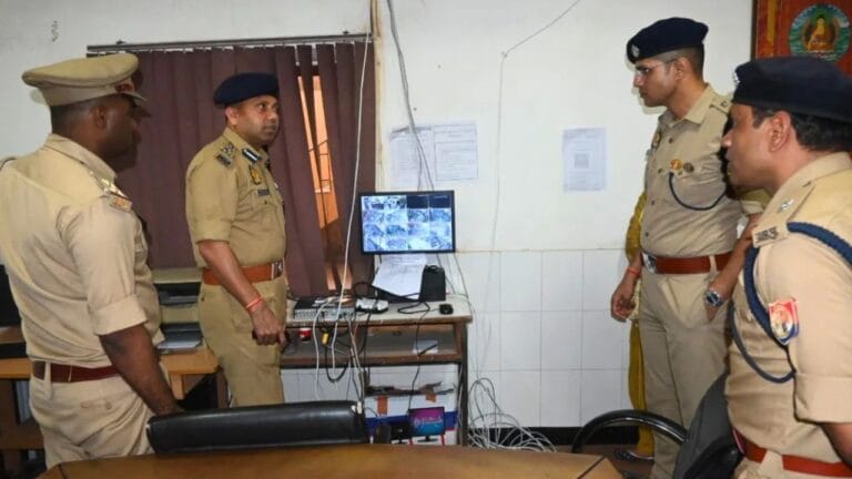 हाथ-पैर बांधकर काटे बाल, फिर आंखों में डाला पेट्रोल; पति की हैवानियत