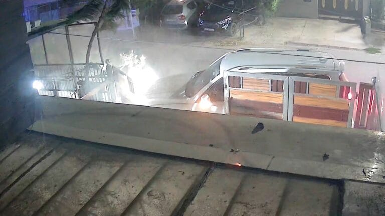 नशे में युवक ने कानपुर ARTO के घर में ठोंकी गाड़ी, बची गॉर्ड की जान