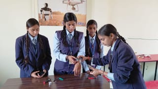 मिर्जापुर की बेटियों का कमाल, 30 हजार में बनाया स्मार्ट ब्रेसलेट, मुसीबत में परिवार और पुलिस को भेज देगा आपकी लोकेशन