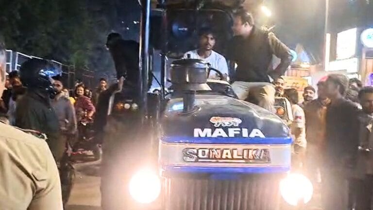 ट्रैक्टर पर माफिया लिख हुड़दंग मचा रहे थे युवक, पुलिस ने सिखाया सबक