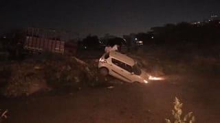 फिर नोएडा सेक्टर 150 जैसा हादसा, खुले नाले में समाई कार, ऐसे बचाई गई ड्राइवर की जान