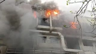 नोएडा के सेक्टर-4 में बिजली का मीटर बनाने वाली कंपनी में लगी भीषण आग, 12 कर्मचारी झुलसे