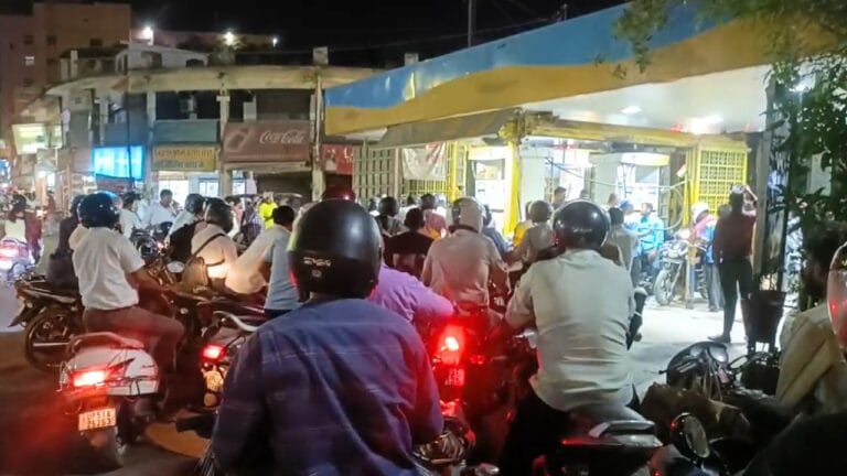 पूरे यूपी में पेट्रोल-डीजल की पैनिक बाइंग… गोरखपुर में सड़क पर उतरे DM