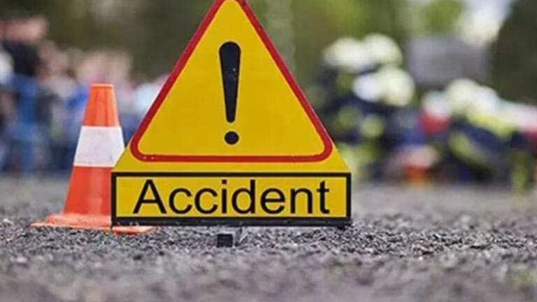 शादी का कार्ड बांटने निकले दो दोस्तों को डंपर ने मारी टक्कर, मौत