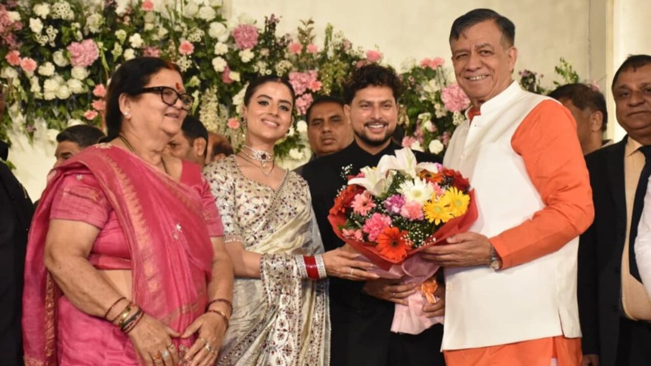 क्रिकेटर कुलदीप के रिसेप्शन में पहुंचे CM योगी, अखिलेश यादव ने भी दिया आर्शीवाद