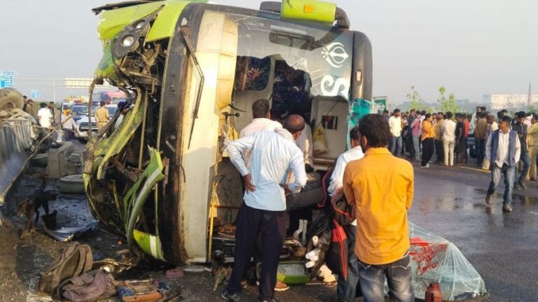 आगरा-लखनऊ एक्सप्रेसवे पर स्लीपर बस पलटी, 1 की मौत, 22 से ज्यादा घायल