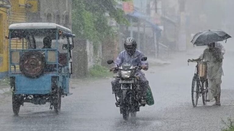 यूपी में बेमौसम बारिश से अब तक 11 की मौत, फसलों को भी भारी नुकसान