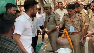 NSUI कार्यकर्ताओं का नाले से गैस निकालने का प्रदर्शन, प्रदेश अध्यक्ष समेत 6 के खिलाफ दर्ज हुआ FIR