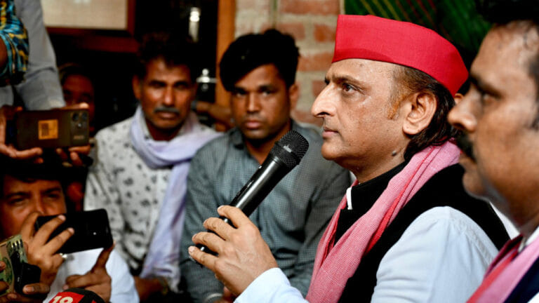 शिल्पी हत्याकांड: पीड़ित परिवार से मिले अखिलेश यादव, CBI जांच की मांग