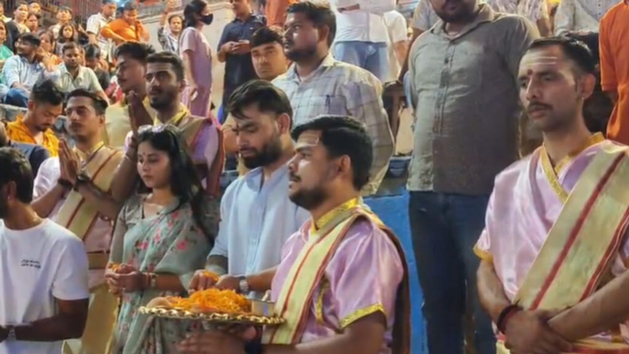 काशी विश्वनाथ की शरण में पहुंचे क्रिकेटर रिंकू सिंह और प्रिया सरोज, गंगा आरती में हुए शामिल- Photos