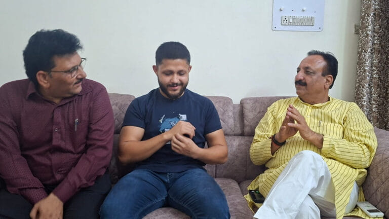 ईरान युद्ध में वायरल पोस्ट, दुबई में गिरफ्तार; अब ऐसे लौटा UP का युवक