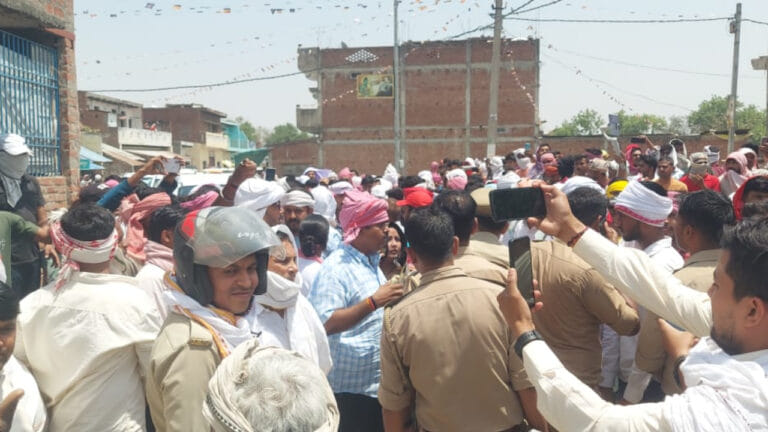 गाजीपुर में सपा डेलिगेशन और ग्रामिणों में झड़प, चले लाठी-डंडे, कई घायल