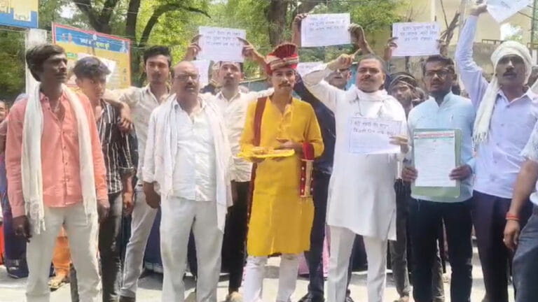 शादी के दिन स्मार्ट मीटर से बिजली गुल! दूल्हा बरात लेकर पहुंचा DM ऑफिस