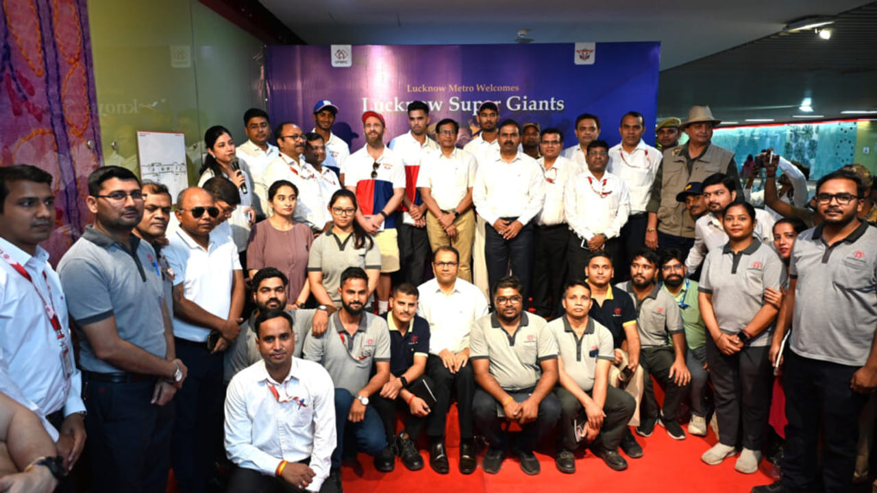 लखनऊ मेट्रो पर LSG के सितारे; फैंस से मिले विलियमसन और अर्जुन तेंदुलकर, दिए ‘सफलता के मंत्र’- PHOTOS