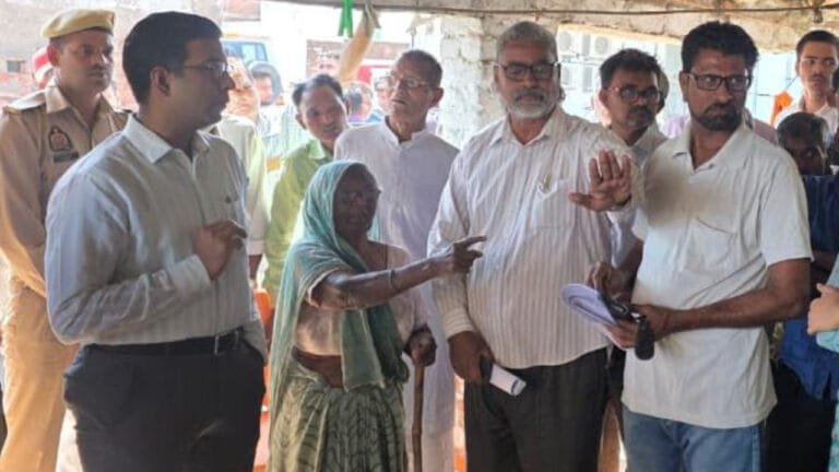 साहब मेरी बेटी को घर से निकाल दीजिए…  बुजुर्ग महिला की DM से गुहार