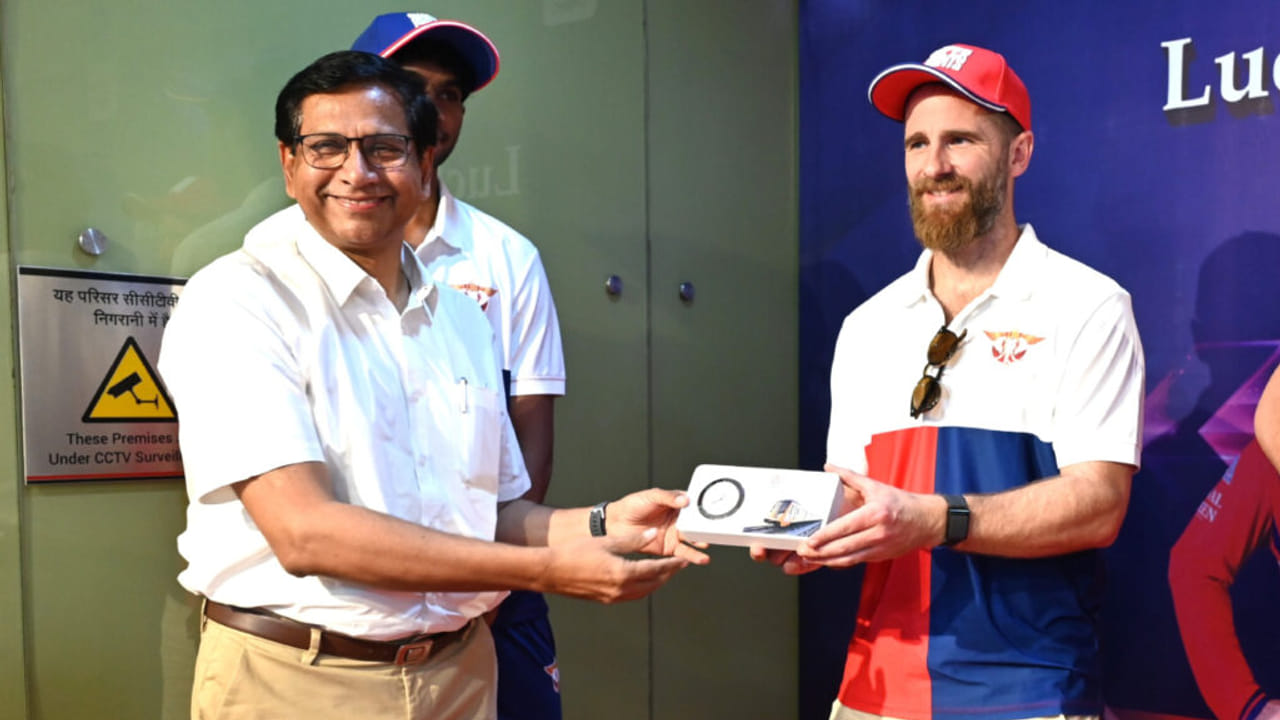 लखनऊ मेट्रो पर LSG के सितारे; फैंस से मिले विलियमसन और अर्जुन तेंदुलकर, दिए ‘सफलता के मंत्र’- PHOTOS