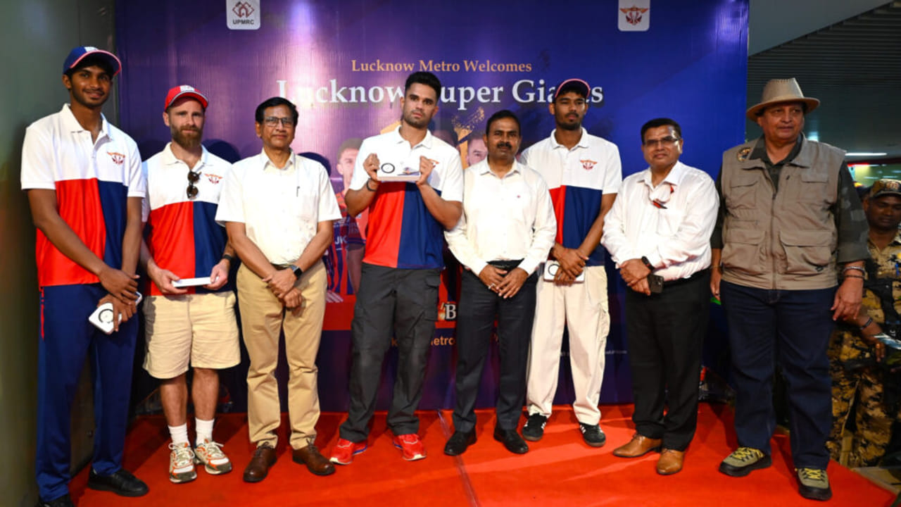 लखनऊ मेट्रो पर LSG के सितारे; फैंस से मिले विलियमसन और अर्जुन तेंदुलकर, दिए ‘सफलता के मंत्र’- PHOTOS