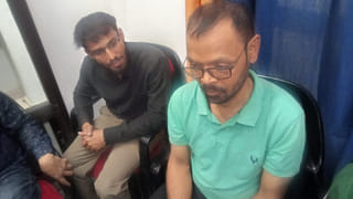 मिर्जापुर: रिश्वत लेते लेखपाल रंगे हाथ गिरफ्तार, जमीन नापी के लिए मांगा था पैसा; एंटी करप्शन टीम ने पकड़ा