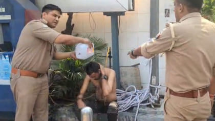 नोएडा के पेट्रोल पंप पर युवक ने खुद पर डाला तेल, पुलिस ने बचाई जान