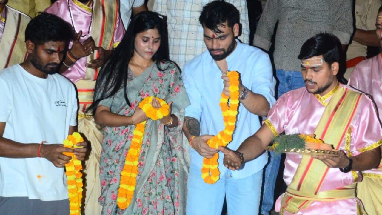 काशी विश्वनाथ की शरण में पहुंचे क्रिकेटर रिंकू सिंह और प्रिया सरोज, गंगा आरती में हुए शामिल- Photos