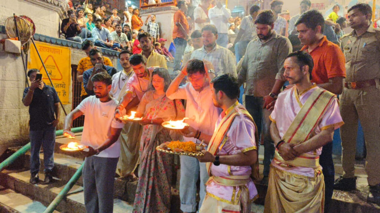 काशी विश्वनाथ की शरण में पहुंचे क्रिकेटर रिंकू सिंह और प्रिया सरोज, गंगा आरती में हुए शामिल- Photos
