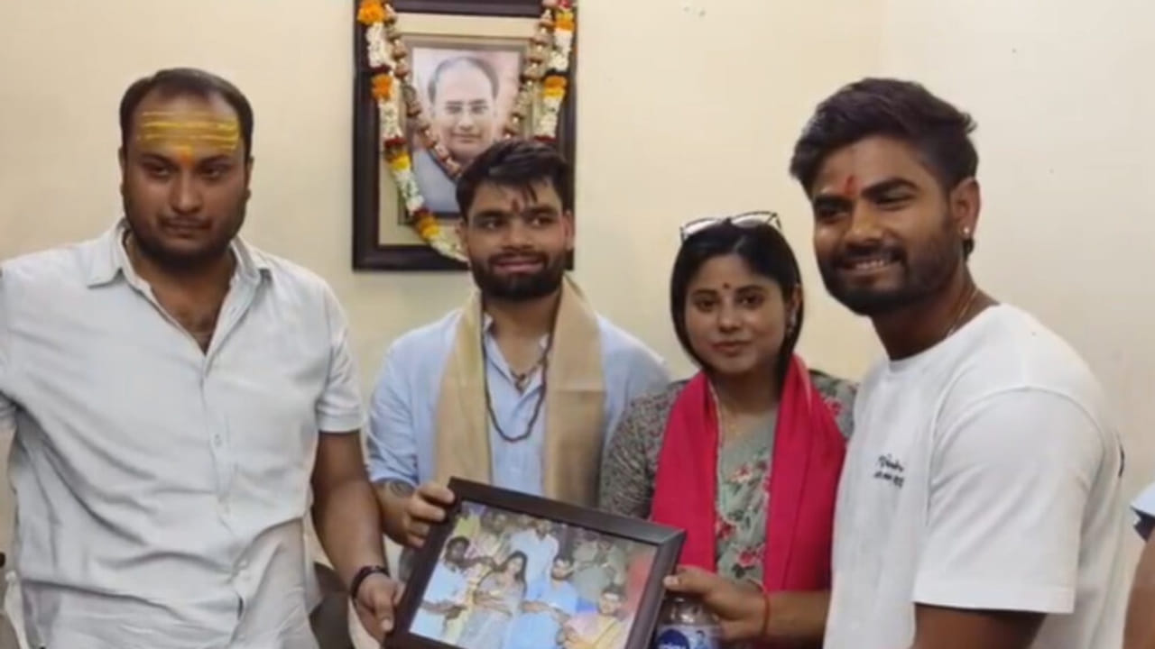 काशी विश्वनाथ की शरण में पहुंचे क्रिकेटर रिंकू सिंह और प्रिया सरोज, गंगा आरती में हुए शामिल- Photos