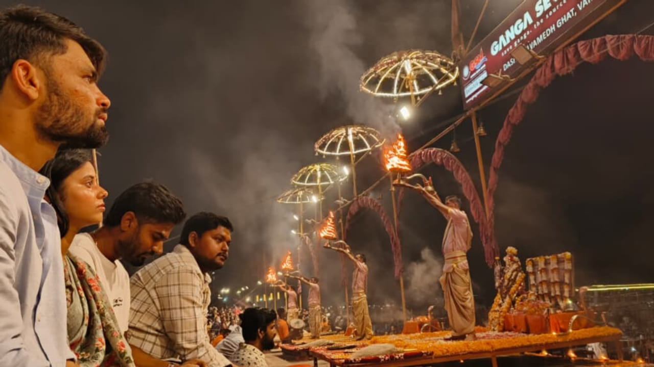 काशी विश्वनाथ की शरण में पहुंचे क्रिकेटर रिंकू सिंह और प्रिया सरोज, गंगा आरती में हुए शामिल- Photos