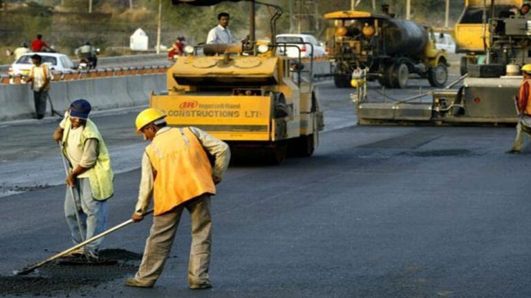 UP के एक जिले में 350 सड़कों का निर्माण लटका, US-ईरान युद्ध बना वजह!