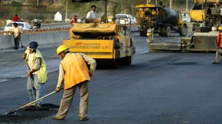 यूपी के एक जिले में 350 सड़कों का निर्माण लटका, अमेरिका-ईरान युद्ध कैसे बना वजह!