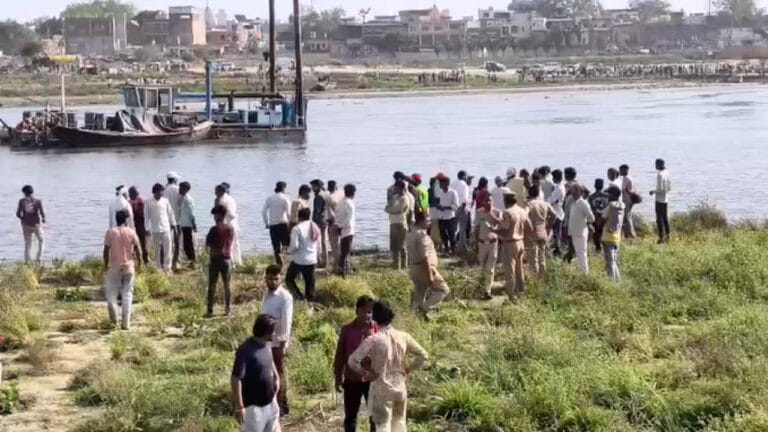 वृंदावन: यमुना में स्टीमर पलटा, 10 लोगों की डूबने से मौत, कई लापता