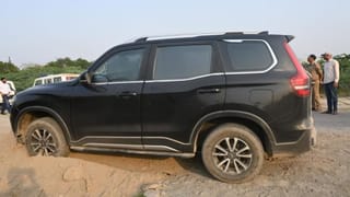 शीशे पर गोली का निशान, हाथ में पिस्टल: ग्रेटर नोएडा में स्कॉर्पियों के अंदर लाश मिलने से मचा हड़कंप