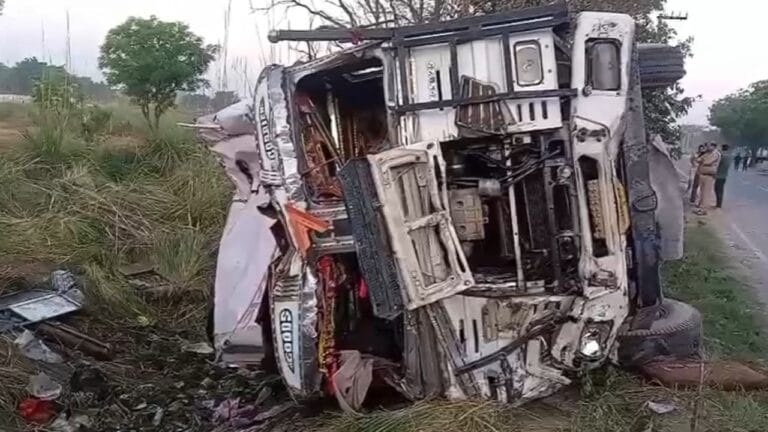 ट्रक से टकराई बारातियों से भरी बस, छह की मौत;UP में देर रात बड़ा हादसा