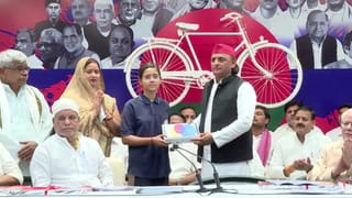 अखिलेश यादव ने यूपी बोर्ड की 10वीं और 12वीं की टॉपर बेटियों को दिया iPad