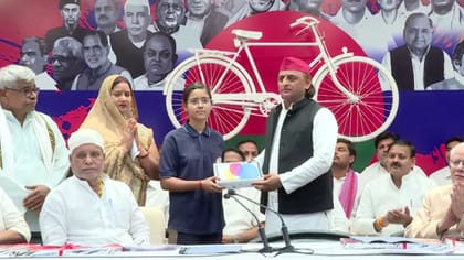 अखिलेश यादव ने UP बोर्ड की 10वीं और 12वीं की टॉपर बेटियों को दिया iPad