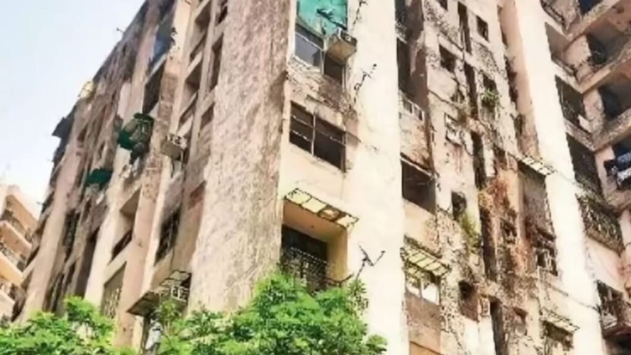 अलकनंदा संग सरस्वती-घाघरा पर भी मड़राया संकट, दहशत में लोग; जर्जर हाल में गाजियाबाद के आवासीय टॉवर्स… Photos