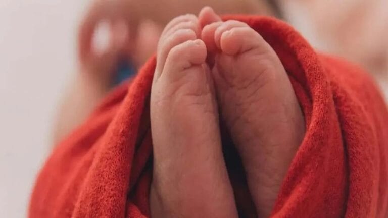 नवजात का सिर गर्भाशय में फंसा रह गया, धड़ बाहर आया…मचा हड़कंप