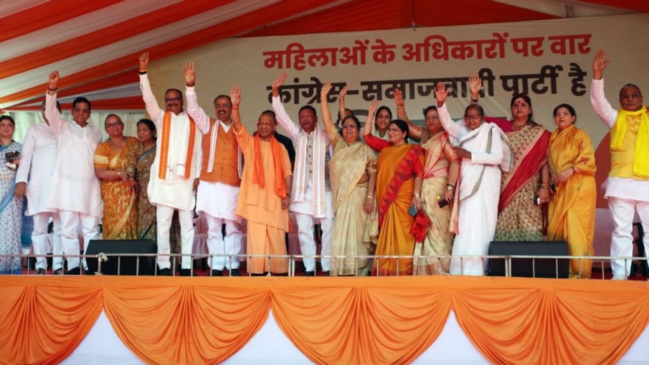 BJP की जनाक्रोश रैली, CM योगी के साथ सड़क पर पैदल चलीं हजारों महिलाएं; PHOTOS