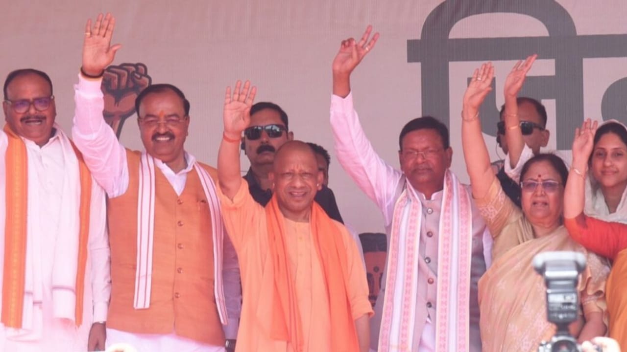 BJP की जनाक्रोश रैली, CM योगी के साथ सड़क पर पैदल चलीं हजारों महिलाएं; PHOTOS