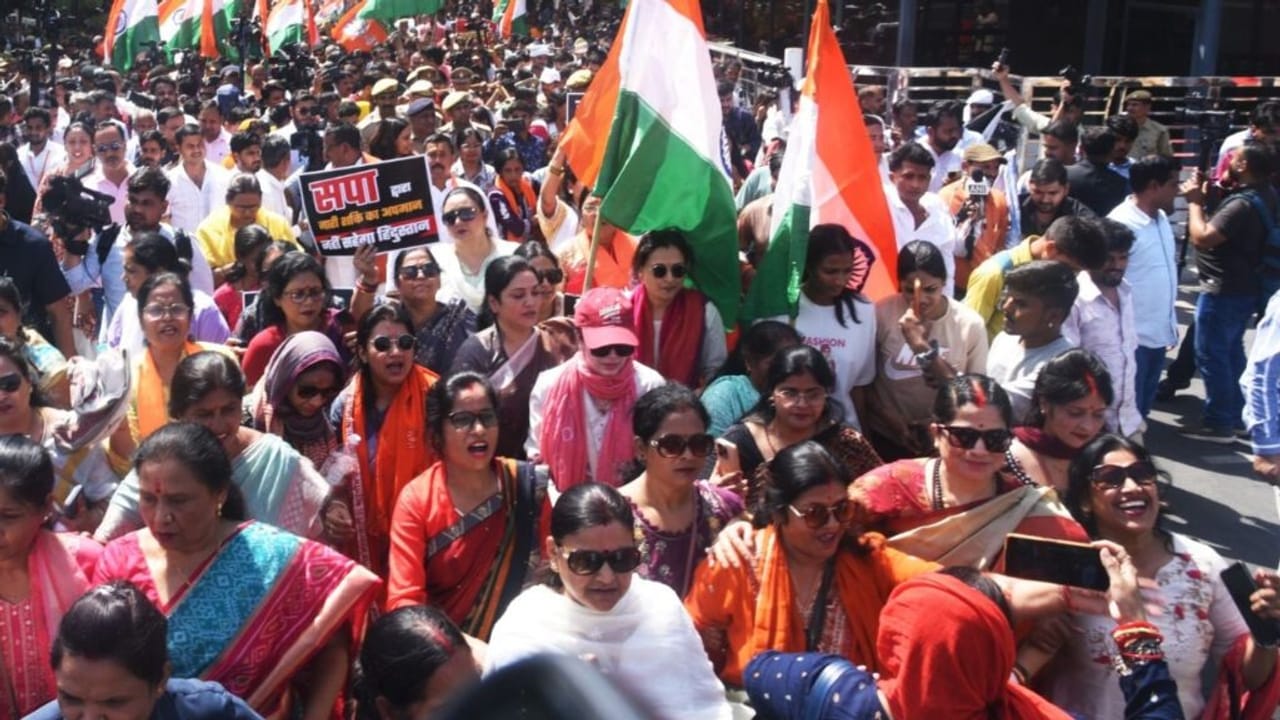 BJP की जनाक्रोश रैली, CM योगी के साथ सड़क पर पैदल चलीं हजारों महिलाएं; PHOTOS