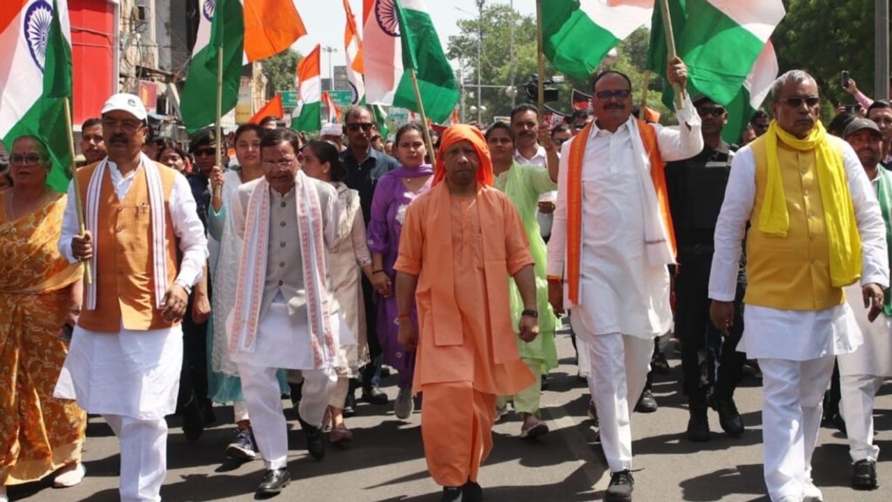 BJP की जनाक्रोश रैली, CM योगी के साथ सड़क पर पैदल चलीं हजारों महिलाएं; PHOTOS