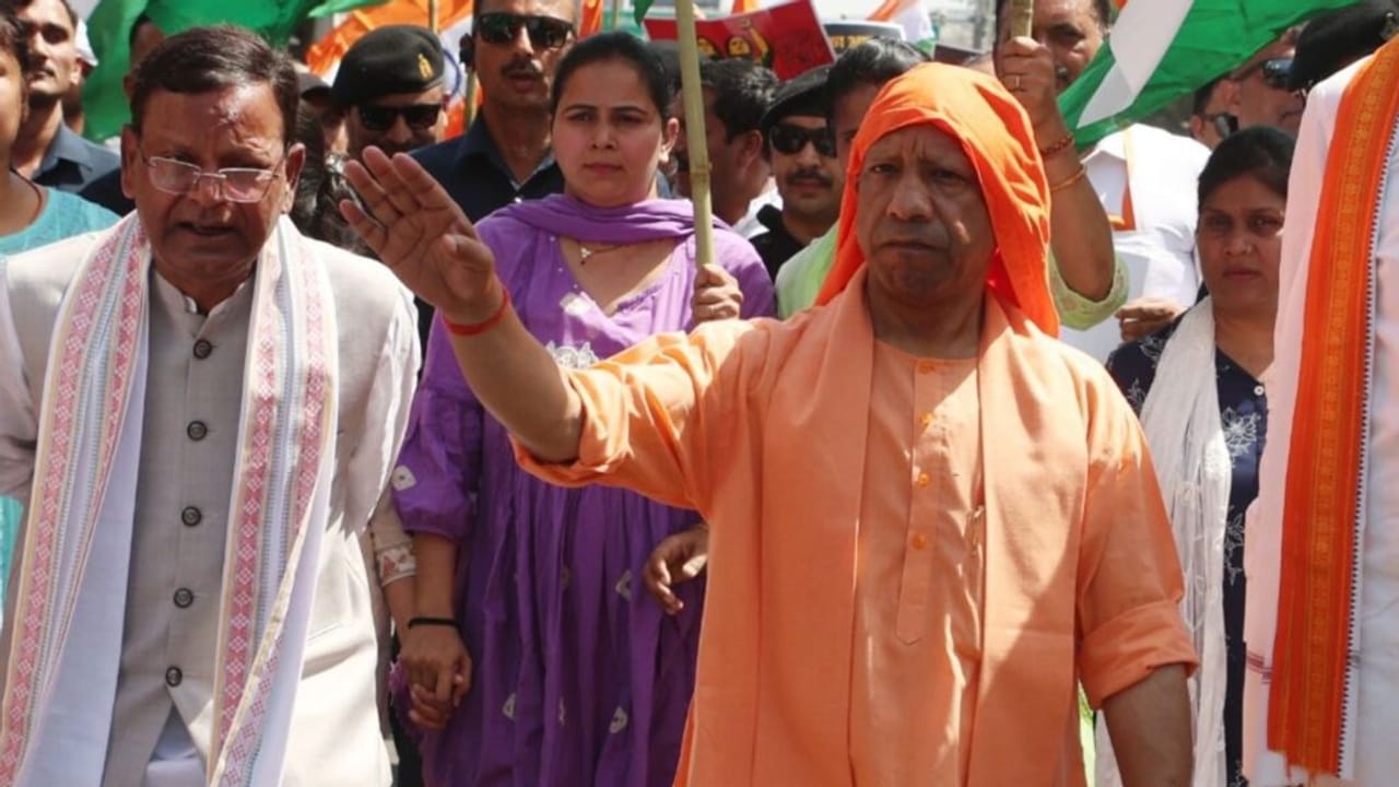 BJP की जनाक्रोश रैली, CM योगी के साथ सड़क पर पैदल चलीं हजारों महिलाएं; PHOTOS