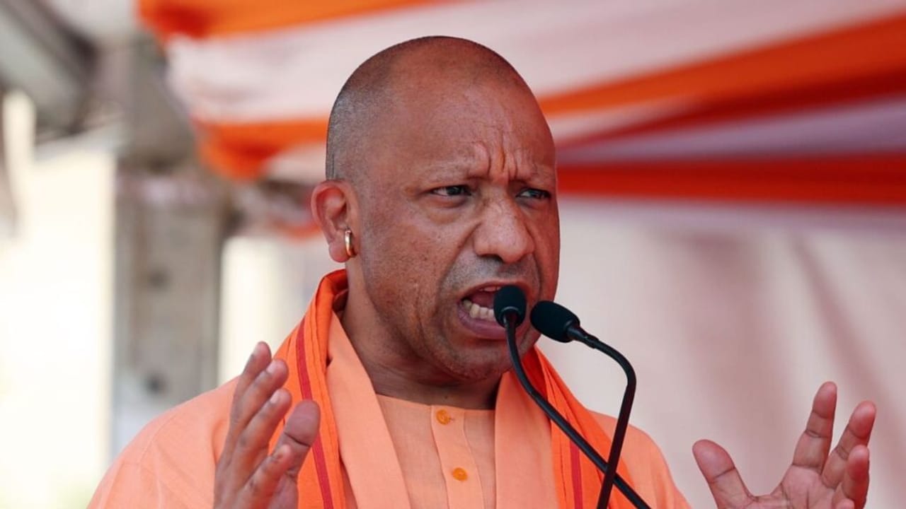 BJP की जनाक्रोश रैली, CM योगी के साथ सड़क पर पैदल चलीं हजारों महिलाएं; PHOTOS