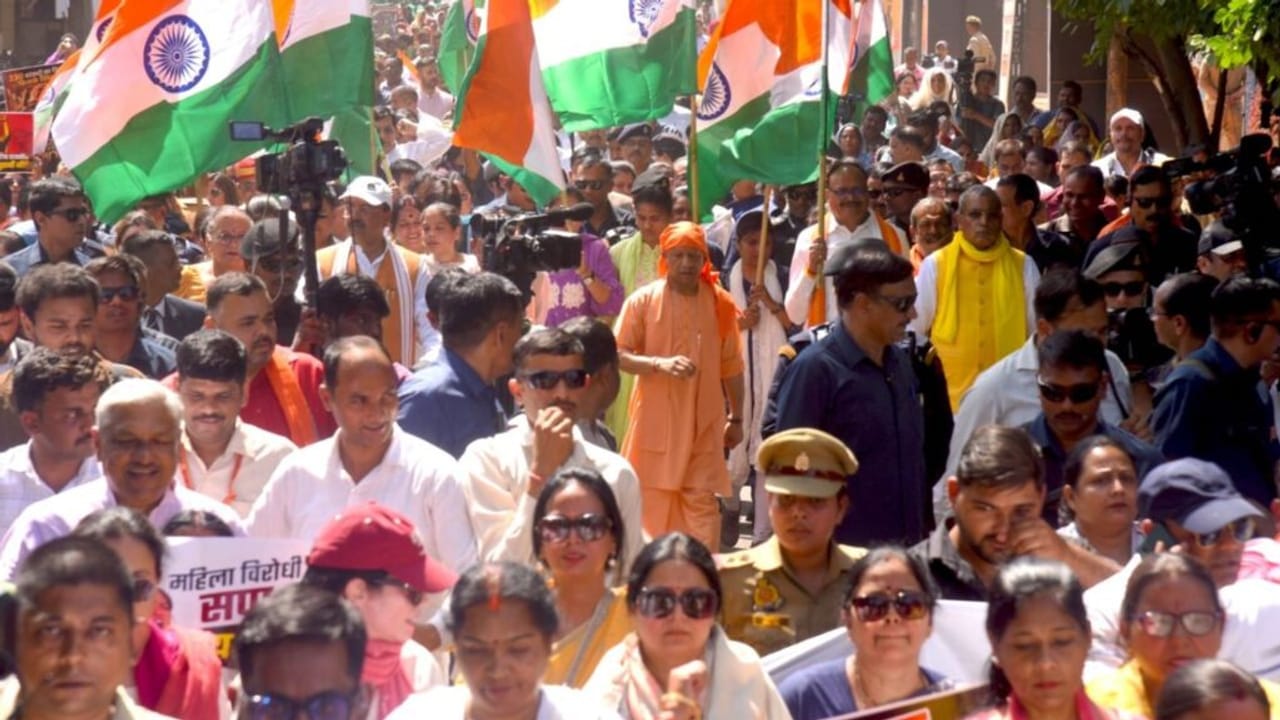 BJP की जनाक्रोश रैली, CM योगी के साथ सड़क पर पैदल चलीं हजारों महिलाएं; PHOTOS