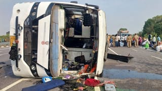 सुल्तानपुर में हादसा: लुधियाना से आ रही बस पूर्वांचल एक्सप्रेस-वे पर पलटी, 34 यात्री घायल