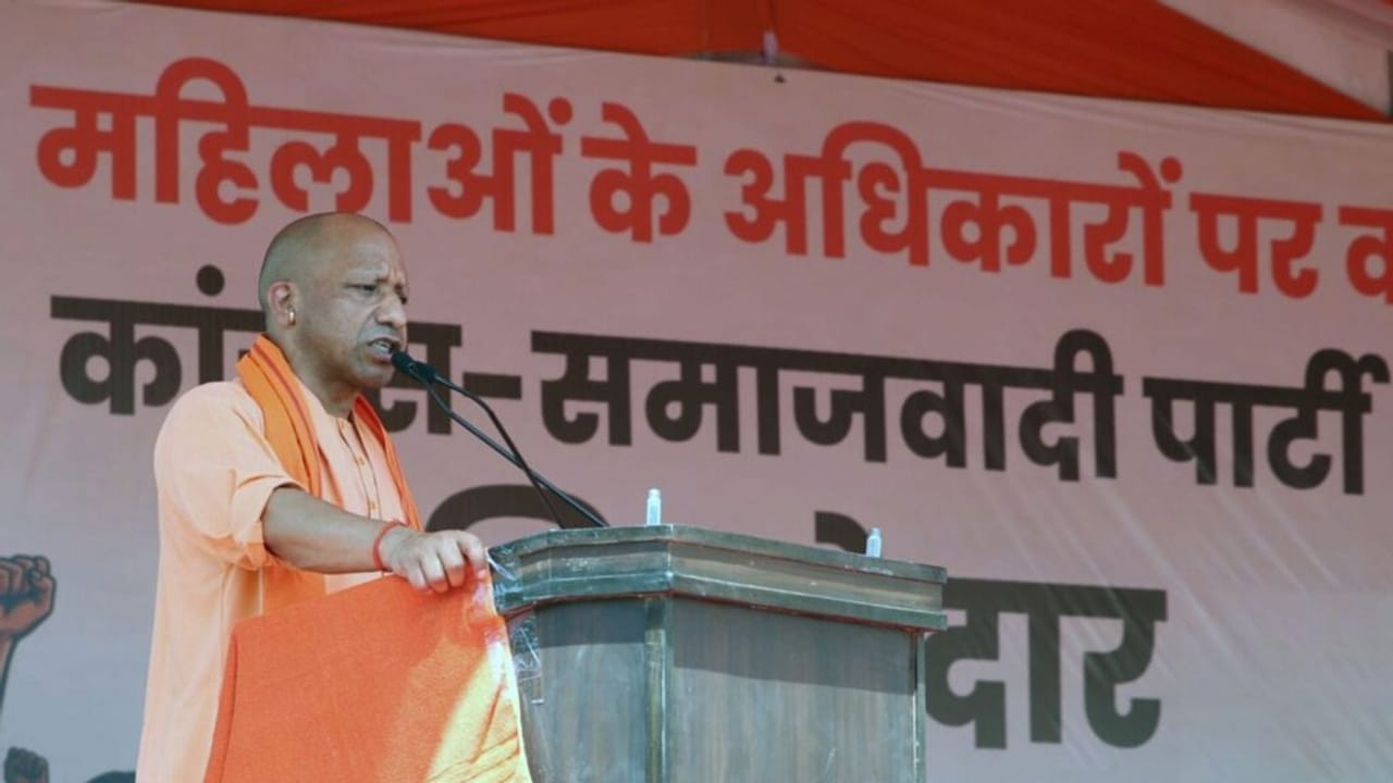 BJP की जनाक्रोश रैली, CM योगी के साथ सड़क पर पैदल चलीं हजारों महिलाएं; PHOTOS