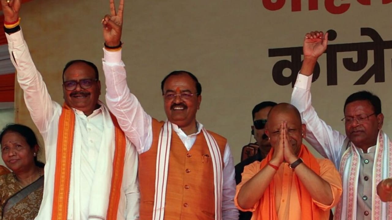 BJP की जनाक्रोश रैली, CM योगी के साथ सड़क पर पैदल चलीं हजारों महिलाएं; PHOTOS