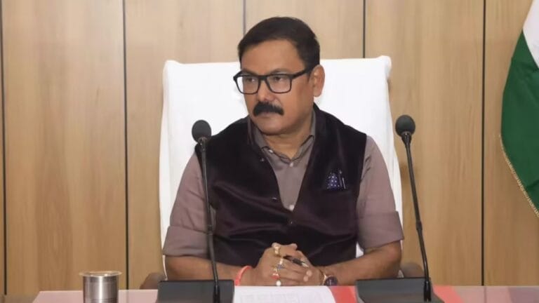 कौन हैं IAS अविनाश, जिनका गनर मंदिर के गर्भगृह में कार्बाइन लेकर घुसा